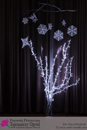 niałe gałęzie ze światełkami jako dekoracja ślubna